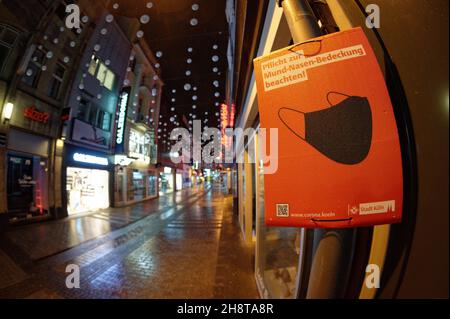 Cologne, Allemagne.02e décembre 2021.Un tableau d'information indique que les masques sont obligatoires dans le centre-ville.Credit: Henning Kaiser/dpa/Alay Live News Banque D'Images