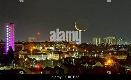 Glasgow, Écosse, Royaume-Uni 2 décembre 2021.Météo au Royaume-Uni : le ciel clair a entraîné une baisse de température et la chance de voir un croissant de lune à ongles sur les hautes élévations du centre-ville depuis l'extrémité ouest de la ville avec le doigt du bâtiment le plus haut classé en Ecosse anniesland court tour au premier plan..Crédit Gerard Ferry/Alay Live News Banque D'Images