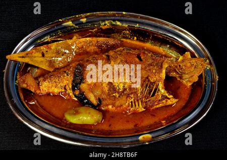 Curry de poisson indien, soupe de poisson de mer très savoureuse, curry de poisson, curry de poisson Bengale Banque D'Images