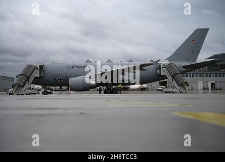 Dresde, Allemagne.1er décembre 2021.Un A310 MEDEVAC de l'armée de l'air allemande se trouve à l'aéroport international de Dresde.Le transport de la Bundeswehr, dans le cadre du mécanisme de 'cloverleaf' coordonné entre les gouvernements fédéral et des États dans toute l'Allemagne, transporte 6 patients Covid 19 vers l'aéroport de Cologne.Credit: Robert Michael/dpa-Zentralbild/dpa/Alay Live News Banque D'Images