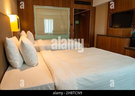 Chambre d'hôtel de luxe moderne avec lits jumeaux. Banque D'Images
