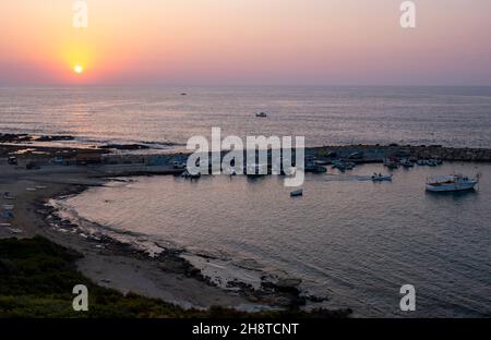 Le soleil se couche sur le petit port de pêche d'Agios Georgios (St Georges) Paphos, Chypre Banque D'Images