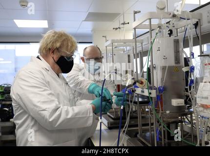 Photo du dossier datée du 13/02/21, du Premier ministre Boris Johnson qui visite l'usine Fujifilm Diosynth biotechnologies, qui doublera la taille de son site à Billingham, Teesside, ajoutant qu'elle créera le plus grand site de fabrication biopharmaceutique multimodal au Royaume-Uni. Banque D'Images