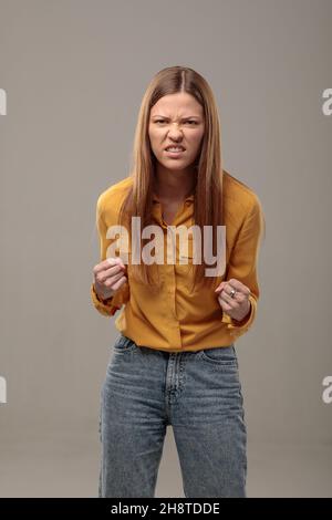 image forte d'une femme très contrariée et en colère criant et en se crampant ses poings. Banque D'Images