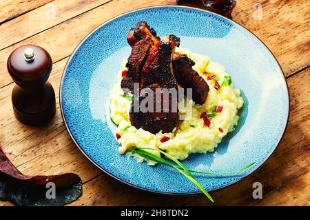 Steak de viande grillé sur l'os et purée de pommes de terre Banque D'Images