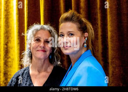 La directrice Charlotte Sieling et l'actrice danoise Trine Dyrholm ont photographié à Göteborg, en Suède, le 30 novembre 2021, en prévision de la première de Margrete : Reine du Nord.Photo: Adam Ihse / TT / code 9200 Banque D'Images