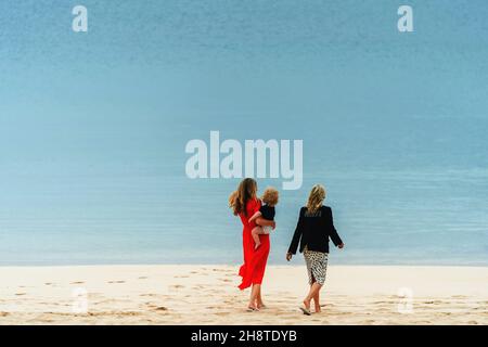 CARBIS BAY, CORNOUAILLES, ANGLETERRE, Royaume-Uni - 10 juin 2021 - la première dame Jill Biden marche la plage après avoir pris le thé avec Carrie Johnson, épouse de British Prime M Banque D'Images