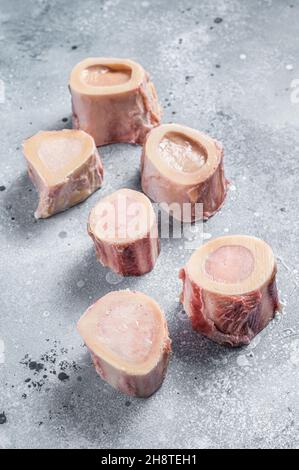 OS bruts de la moelle épinière sur la table de boucher.Arrière-plan gris.Vue de dessus Banque D'Images