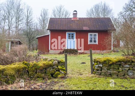 Maison de vacances rouge à la campagne Banque D'Images