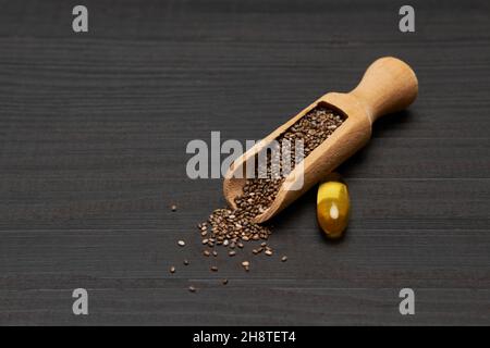 Graines de chia naturel bio et pelle en bois gros plan sur fond en bois ou table Banque D'Images