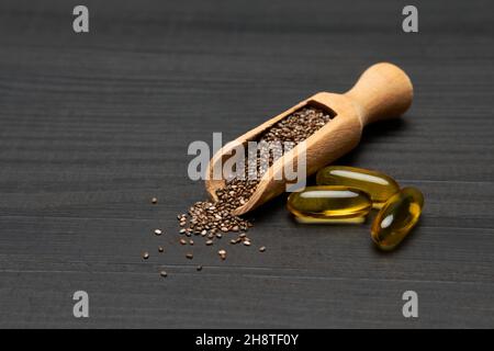 Graines de chia naturel bio et pelle en bois gros plan sur fond en bois ou table Banque D'Images