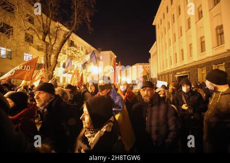 KIEV, UKRAINE - 1 DÉCEMBRE 2021 - des manifestants sont rassemblés devant le bureau du Président sur 11 rue Bankova pendant la défense de l'Ukraine - Sto Banque D'Images