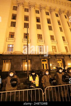 KIEV, UKRAINE - 1 DÉCEMBRE 2021 - les policiers tiennent des gardes devant le bureau du Président sur 11 rue Bankova pendant la défense Ukraine - St Banque D'Images