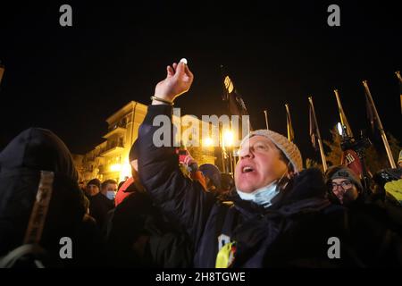 KIEV, UKRAINE - 1 DÉCEMBRE 2021 - Un démonstrateur est photographié à l'extérieur du bureau du Président sur 11 rue Bankova pendant la défense de l'Ukraine - Sto Banque D'Images