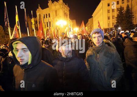 KIEV, UKRAINE - 1 DÉCEMBRE 2021 - des manifestants sont rassemblés devant le bureau du Président sur 11 rue Bankova pendant la défense de l'Ukraine - Sto Banque D'Images