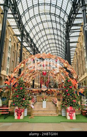 Place de Noël à Hay's Galleria, sur la rive sud de la Tamise, Londres, novembre 2021. Banque D'Images