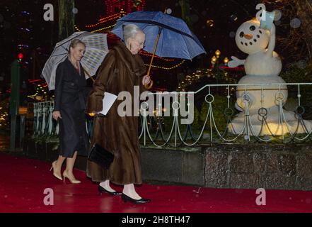 La reine Margrethe od Danemark arrivée à la salle de concert de Tivoli, Copenhague pour assister à la première du ballet "la Reine des neiges" à Tivoli, à Copenhague, Dennmark, le 1er décembre 2021.La Reine est le créateur de la représentation, qui a été créée le 2019 à Tivoli concert Hall. Elle sera rouverte le 1er décembre 2021.La Reine des neiges de Hans Christian Andersen est une histoire originale d'amitié, d'amour et de bravoure.L'histoire a été publiée pour la première fois en décembre 1844.Photo par Stella Pictures/ABACAPRESS.COM Banque D'Images