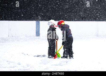 24.11.2021. Fortes chutes de neige à Moscou.Personnes avec enfants sur une patinoire près du parc Tsaritsyno.Photo de haute qualité.De fortes chutes de neige ont enseveli Moscou dans de gigantesques amas de neige, perturbant les transports, retardant les vols et rendant difficile la circulation des piétons qui bravent les vents forts et les températures Banque D'Images