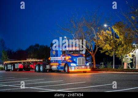 Tracteur semi-remorque de grande taille bleu avec compartiment de couchage dans la cabine à toit surélevé pour le conducteur de camion et semi-remorque de camionnette sèche pour le repos sur le Th Banque D'Images