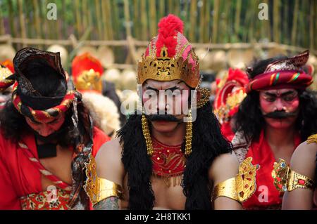 Jakarta, Indonésie - 28 octobre 2012 : des danseurs de Wayang vêtus de vieux temps traditionnels participent à un festival culturel au TMII, Jakart Banque D'Images