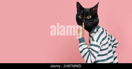 Œuvres d'art contemporaines, collage conceptuel.Jeune homme élégant en chandail rayé dirigé par la tête de chat isolé sur fond violet au néon.Surréalisme Banque D'Images