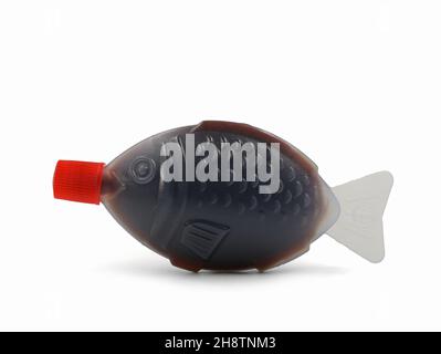 Récipient à emporter en plastique en forme de poisson servant de sauce soja isolée sur fond blanc Banque D'Images