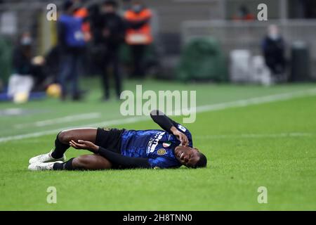 Milan, Italie.1er décembre 2021.Denzel Dumfries du FC Internazionale a été blessé lors de la série Un match entre le FC Internazionale et Spezia Calcio au Stadio Giuseppe Meazza le 1er décembre 2021 à Milan, Italie.Credit: Marco Canoniero / Alamy Live News Banque D'Images