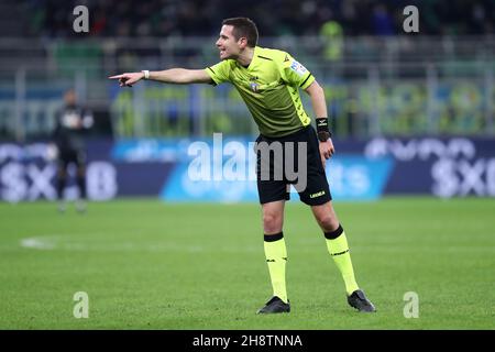 Milan, Italie.1er décembre 2021.L'arbitre officiel Davide Ghersini gestes pendant la série Un match entre le FC Internazionale et Spezia Calcio au Stadio Giuseppe Meazza le 1er décembre 2021 à Milan, Italie.Credit: Marco Canoniero / Alamy Live News Banque D'Images