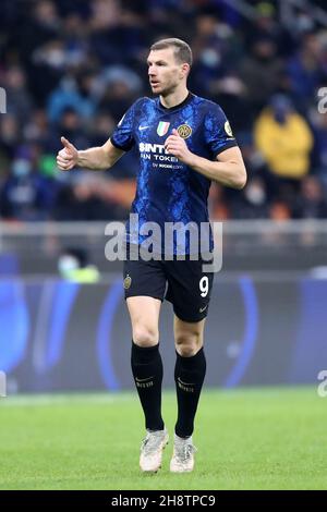 Milan, Italie.1er décembre 2021.Edin Dzeko du FC Internazionale gestes pendant la série Un match entre le FC Internazionale et Spezia Calcio au Stadio Giuseppe Meazza le 1er décembre 2021 à Milan, Italie.Credit: Marco Canoniero / Alamy Live News Banque D'Images