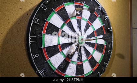 Jetez le dart au dart Board.Concept de réussite.Jouer à Darts. Banque D'Images