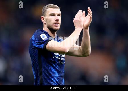 Milan, Italie.1er décembre 2021.Edin Dzeko du FC Internazionale gestes pendant la série Un match entre le FC Internazionale et Spezia Calcio au Stadio Giuseppe Meazza le 1er décembre 2021 à Milan, Italie.Credit: Marco Canoniero / Alamy Live News Banque D'Images