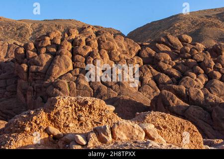 Le cerveau de l'Atlas est situé dans les Gorges de Dadès, une série de gorges de wadi sauvages sculptées par la rivière Dadès au Maroc.La rivière vient de moi Banque D'Images