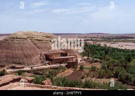 Ait-Ben-Haddou est une ville fortifiée - ou ksar - construite le long de la route de la caravane entre le désert du Sahara et la ville actuelle de Marrakech.Entrée de données partielle Banque D'Images