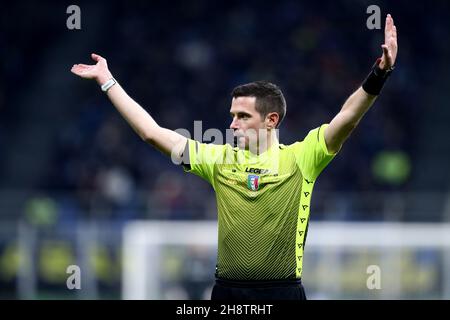 Milan, Italie.1er décembre 2021.L'arbitre officiel Davide Ghersini gestes pendant la série Un match entre le FC Internazionale et Spezia Calcio au Stadio Giuseppe Meazza le 1er décembre 2021 à Milan, Italie.Credit: Marco Canoniero / Alamy Live News Banque D'Images