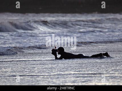 Portobello, Édimbourg, Écosse, Royaume-Uni.2nd décembre 2021.Mike Guest, photographe, cinéaste et aventurier passionné, bravant la température de 2 degrés tout en travaillant sur son dernier projet à l'aide d'une caméra ciné d'époque filmant le Firth of Forth depuis la plage.Crédit: Arch White Banque D'Images