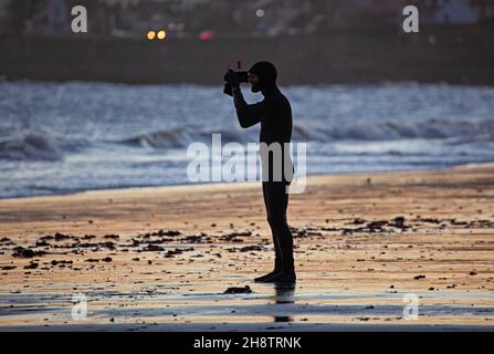 Portobello, Édimbourg, Écosse, Royaume-Uni.2nd décembre 2021.Mike Guest, photographe, cinéaste et aventurier passionné, bravant la température de 2 degrés tout en travaillant sur son dernier projet à l'aide d'une caméra ciné d'époque filmant le Firth of Forth depuis la plage.Crédit: Arch White Banque D'Images