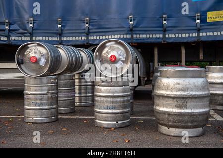 Windsor, Berkshire, Royaume-Uni.26 octobre 2021.Des fûts de bière sont livrés à un pub de Wetherspoon à Windsor.Le prix de la bière devrait augmenter de 30p la pinte en raison des pénuries de la chaîne d'approvisionnement.Crédit : Maureen McLean/Alay Banque D'Images