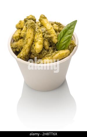 Gnocchi de pesto génois dans une tasse en carton à emporter, isolée sur fond blanc Banque D'Images