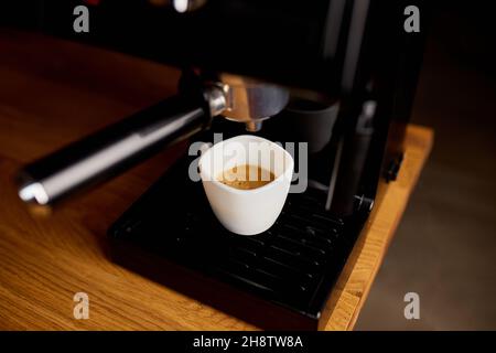 Tasse de café préparée à l'aide d'une machine à espresso dans Un café, machine à café pour préparer un café expresso Banque D'Images