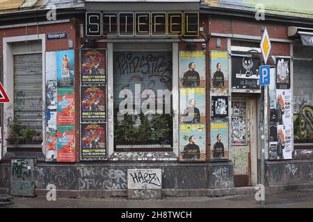 Cologne, Allemagne.02e décembre 2021.Les volets d'un club dans un quartier de pub sont en bas.Le gouvernement de l'État de Rhénanie-du-Nord-Westphalie a annoncé des restrictions drastiques sur les clubs, les bars et les discothèques, entre autres choses.Credit: Oliver Berg/dpa/Alay Live News Banque D'Images