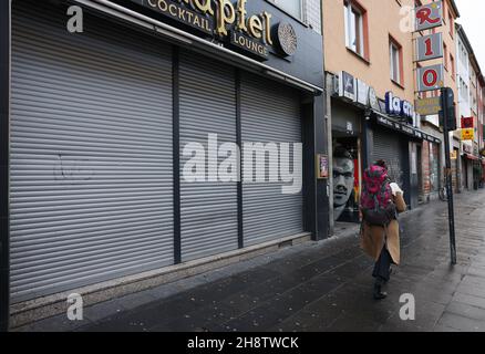 Cologne, Allemagne.02e décembre 2021.Les volets d'un bar dans un quartier de pub sont en bas.Le gouvernement de l'État de Rhénanie-du-Nord-Westphalie a annoncé des restrictions drastiques pour les clubs, les bars et les discothèques, entre autres.Credit: Oliver Berg/dpa/Alay Live News Banque D'Images