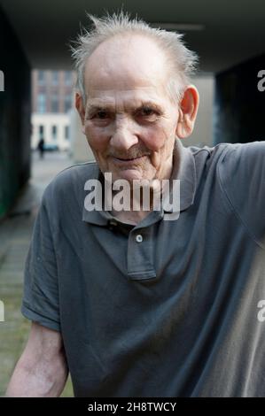 Berlin, Allemagne, Street Portrait d'un homme caucasien adulte âgé de 84 ans, né à l'origine à Berlin-est sous l'ancien régime suppressif SED Banque D'Images