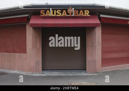 Cologne, Allemagne.02e décembre 2021.Les volets d'un bar dans un quartier de pub sont en bas.Le gouvernement de l'État de Rhénanie-du-Nord-Westphalie a annoncé des restrictions drastiques pour les clubs, les bars et les discothèques, entre autres.Credit: Oliver Berg/dpa/Alay Live News Banque D'Images