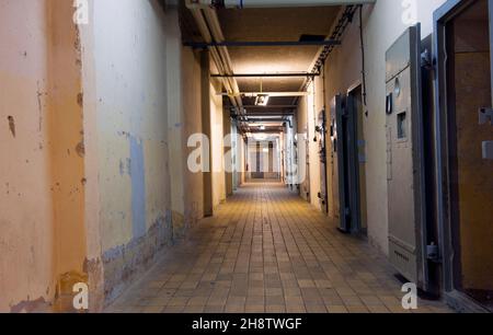 Berlin, Allemagne.Couloir souterrain et cellules de prison à l'intérieur de l'ancienne prison de Stasi, en usage par la police secrète est-allemande, où civils et critiques du régime communautaire SED étaient des prisonniers et des victimes d'un programme de resocialisation. Banque D'Images