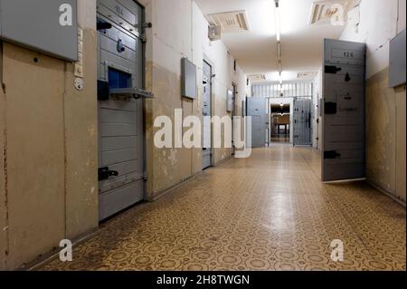 Berlin, Allemagne.Couloir souterrain et cellules de prison à l'intérieur de l'ancienne prison de Stasi, en usage par la police secrète est-allemande, où civils et critiques du régime communautaire SED étaient des prisonniers et des victimes d'un programme de resocialisation. Banque D'Images