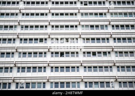 Berlin, Allemagne.La façade du bâtiment de bureau de Plattenbau dans lequel se trouve le Berliner Zeitung.Son architecture vintage est conforme aux normes est-allemandes. Banque D'Images