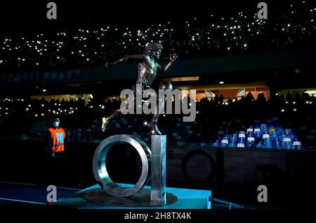 NAPLES, ITALIE - NOVEMBRE 28 :Une statue de bronze représentant la légende du football argentin Diego Armando Maradona est exposé sur le terrain, Naples rend hommage au premier anniversaire de la mort hid, devant la série Un match entre SSC Napoli et SS Lazio au Stadio Diego Armando Maradona le 28 novembre 2021 à Naples, Italie.(Photo par MB Media) Banque D'Images