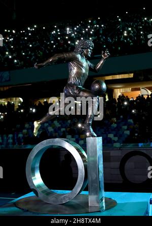 NAPLES, ITALIE - NOVEMBRE 28 :Une statue de bronze représentant la légende du football argentin Diego Armando Maradona est exposé sur le terrain, Naples rend hommage au premier anniversaire de la mort hid, devant la série Un match entre SSC Napoli et SS Lazio au Stadio Diego Armando Maradona le 28 novembre 2021 à Naples, Italie.(Photo par MB Media) Banque D'Images