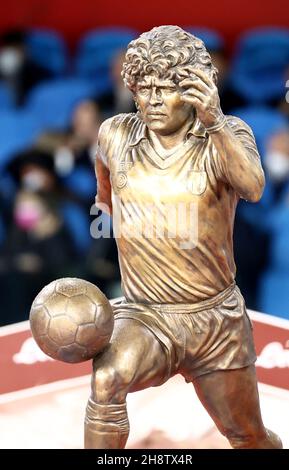 NAPLES, ITALIE - NOVEMBRE 28 :Une statue de bronze représentant la légende du football argentin Diego Armando Maradona est exposé sur le terrain, Naples rend hommage au premier anniversaire de la mort hid, devant la série Un match entre SSC Napoli et SS Lazio au Stadio Diego Armando Maradona le 28 novembre 2021 à Naples, Italie.(Photo par MB Media) Banque D'Images