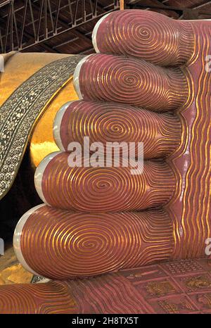 Le Bouddha couché géant à Chaukhatgyi Paya, Yangon (Rangoon), Myanmar Banque D'Images